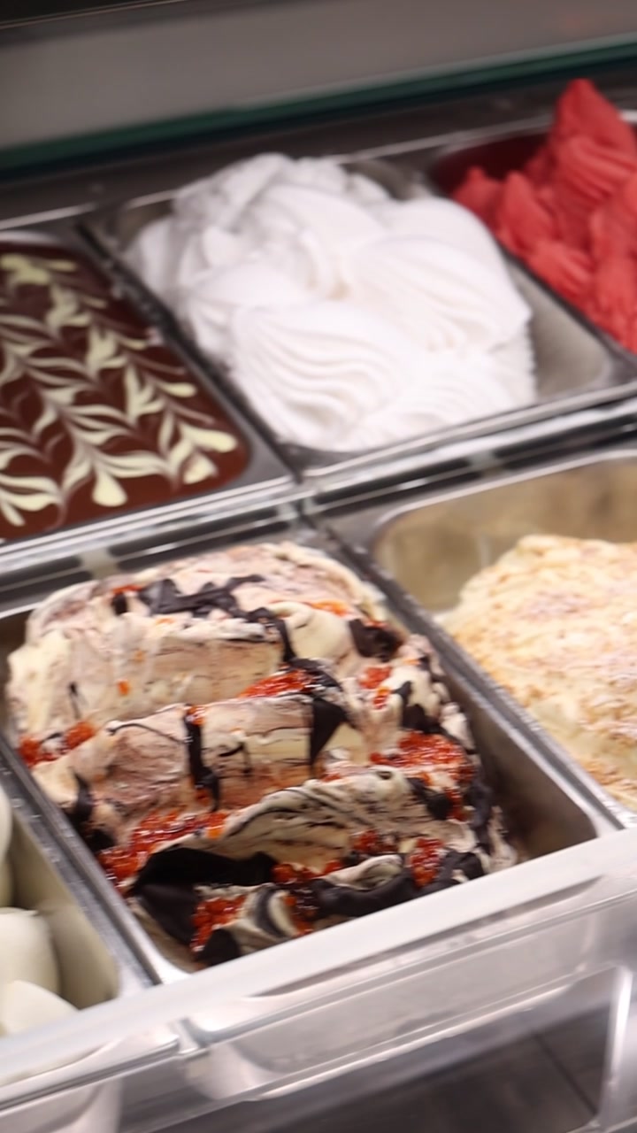 Gusti assortiti di gelato artigianale in vetrina