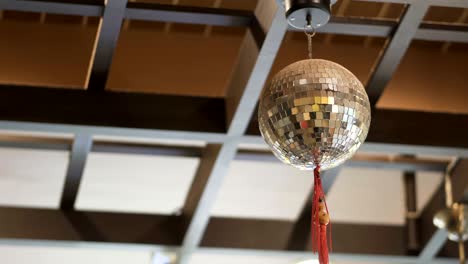 bola de cristal, bola de cristal para el arroyo o colgando hermosamente girado