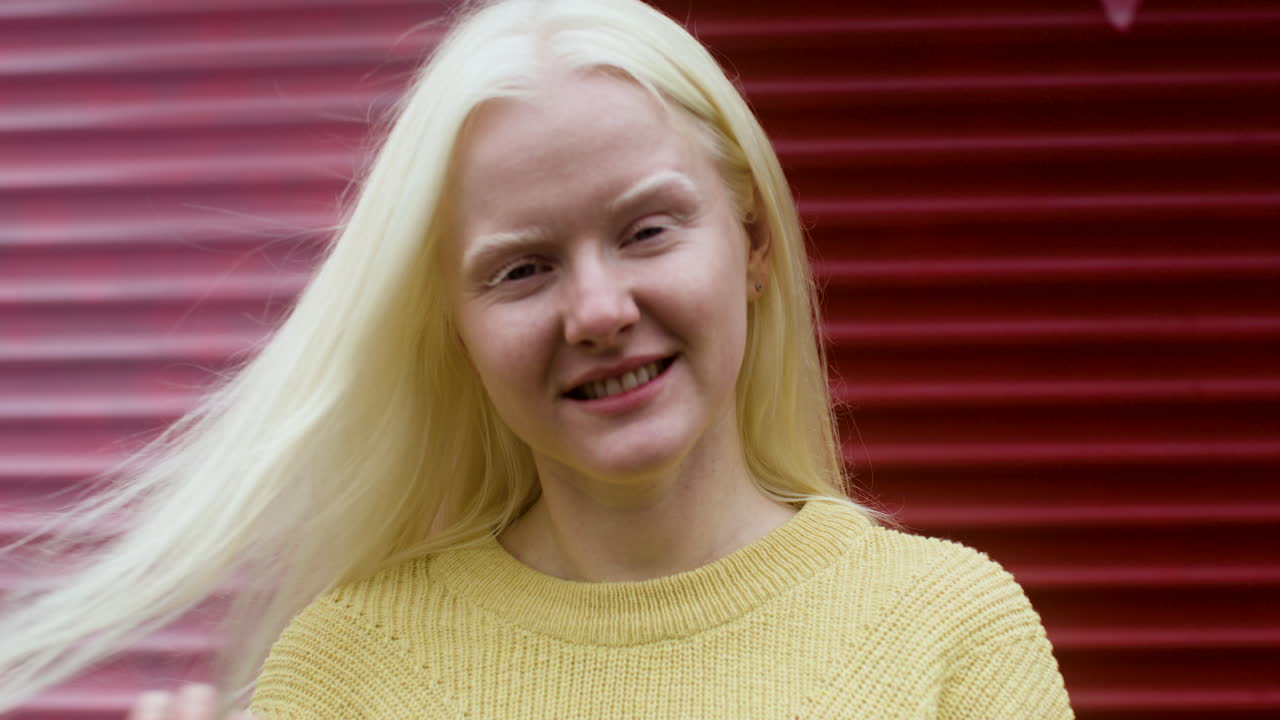 행복한 젊은 여성이 포즈를 취하고 있습니다.