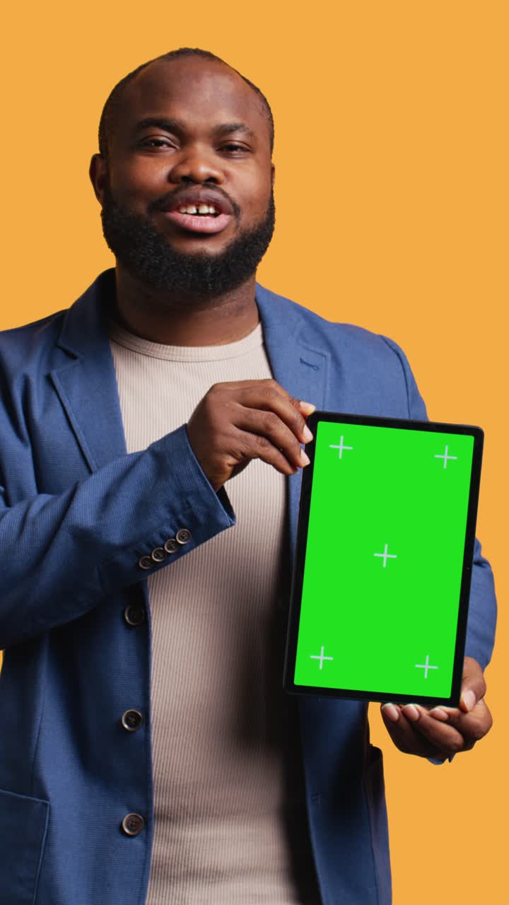Pria Afrika-Amerika Memegang Tablet dengan Tampilan Layar Hijau
