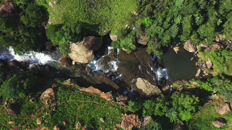 Un-Arroyo-Que-Fluye-Sobre-Su-Lecho-Rocoso-Durante-El-Día