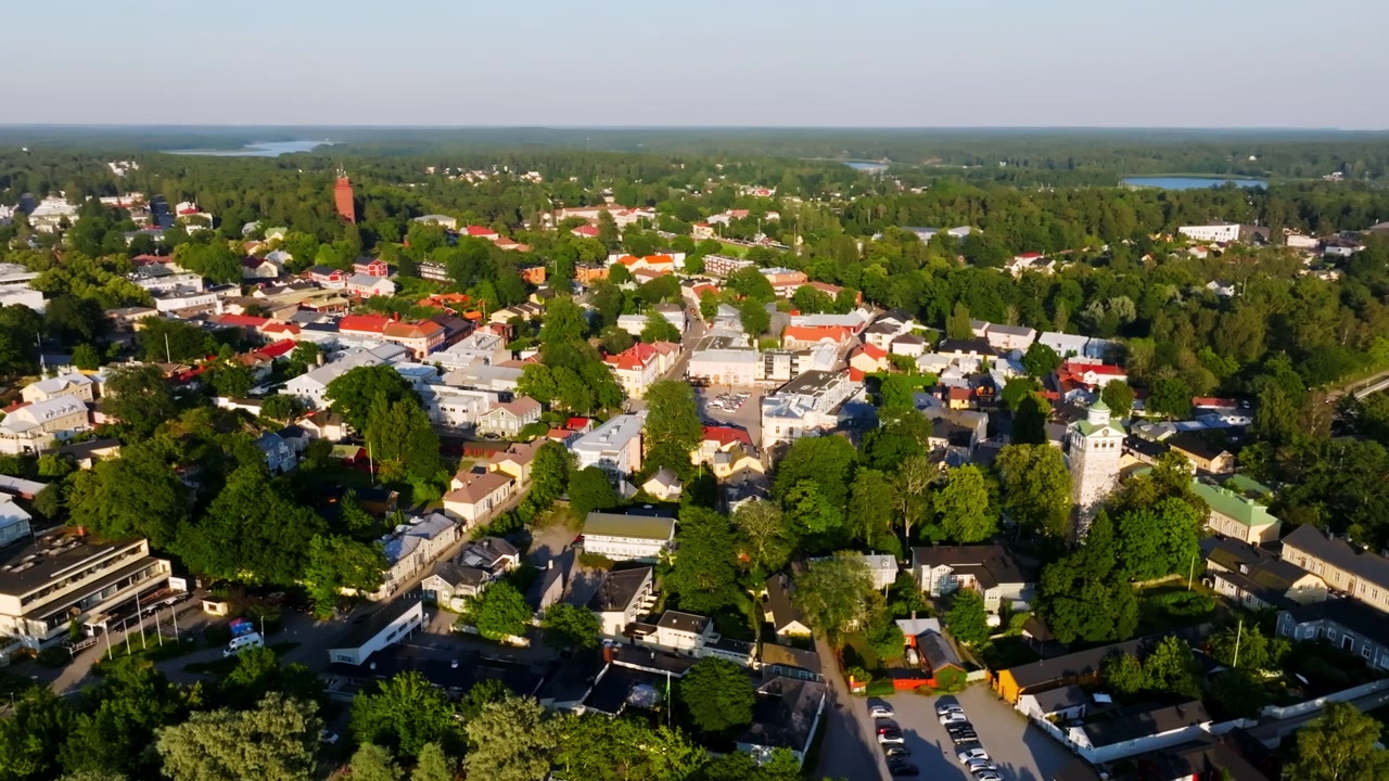 Vue panoramique par drone autour du centre-ville de Tammisaari, à l'heure dorée en Finlande.