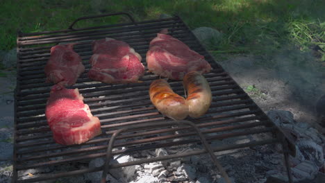 barbacoa argentina, asado tradicional. comienzo de la cocción de la carne