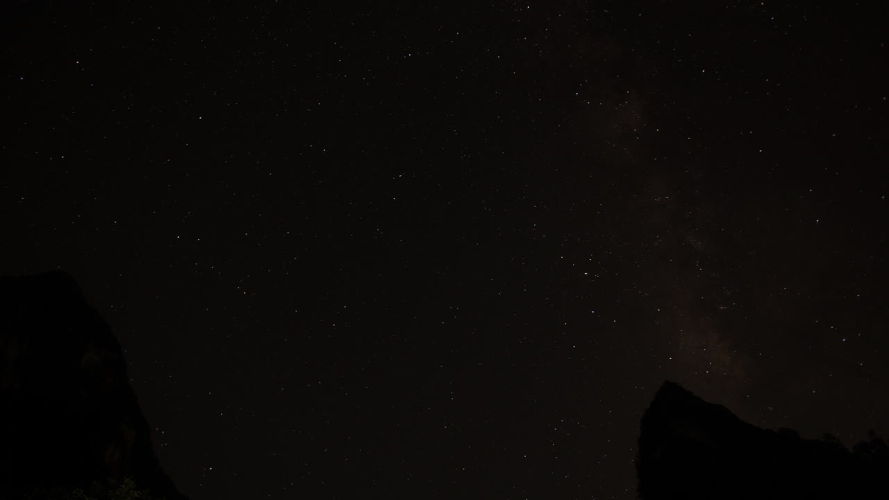 중국의 외딴 산들 위로 별 밤하늘 시간 경과