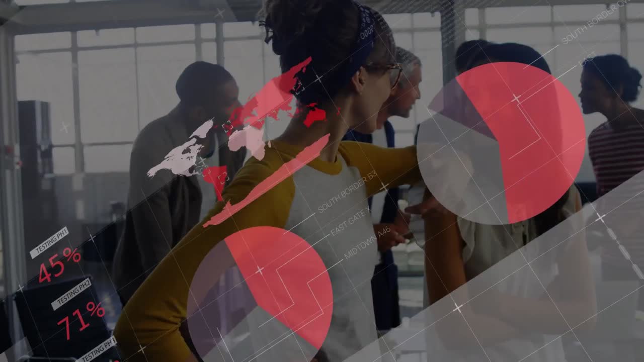 Animazione dell'elaborazione dei dati finanziari su diversi uomini d'affari in ufficio