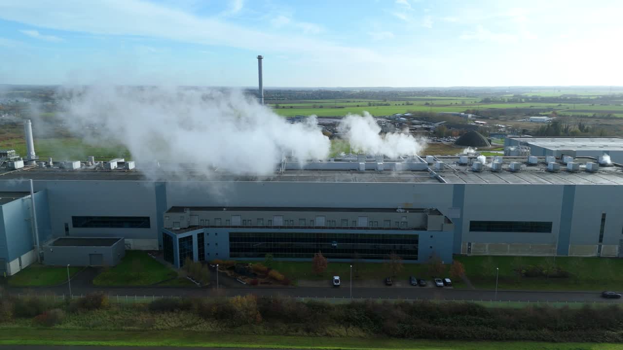 Ripresa aerea con drone invernale di un grande impianto di produzione di carta a King’s Lynn, che si concentra sulla scala della lavorazione industriale e sui sistemi di scarico.