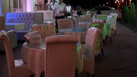 restaurante al aire libre por la noche