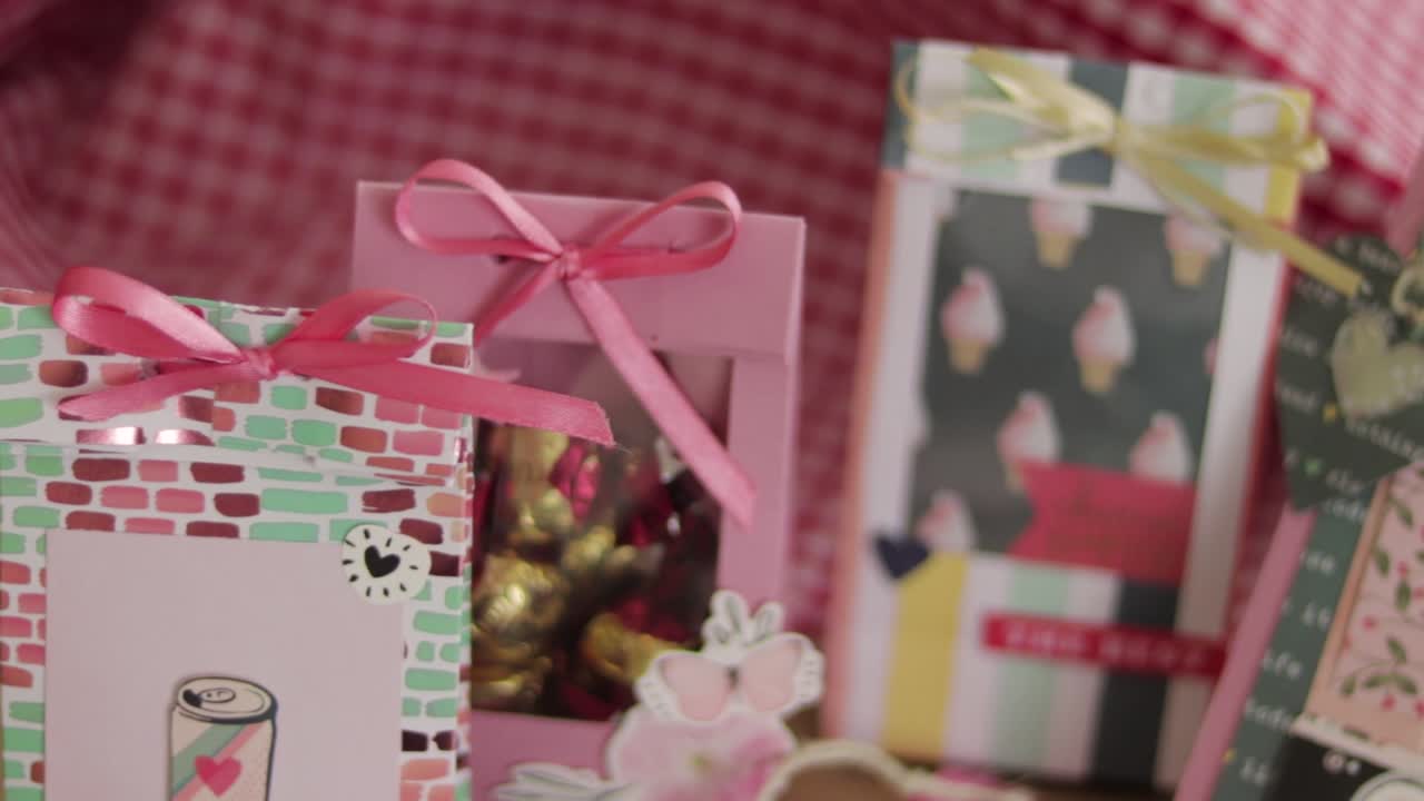 Regalos de San Valentín. Cajas de dulces. Manualidades y álbum de recortes