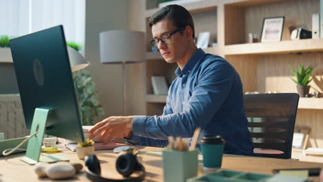 empieza ocupado volviendo las páginas del cuaderno en la mesa de la computadora. hombre serio trabajando