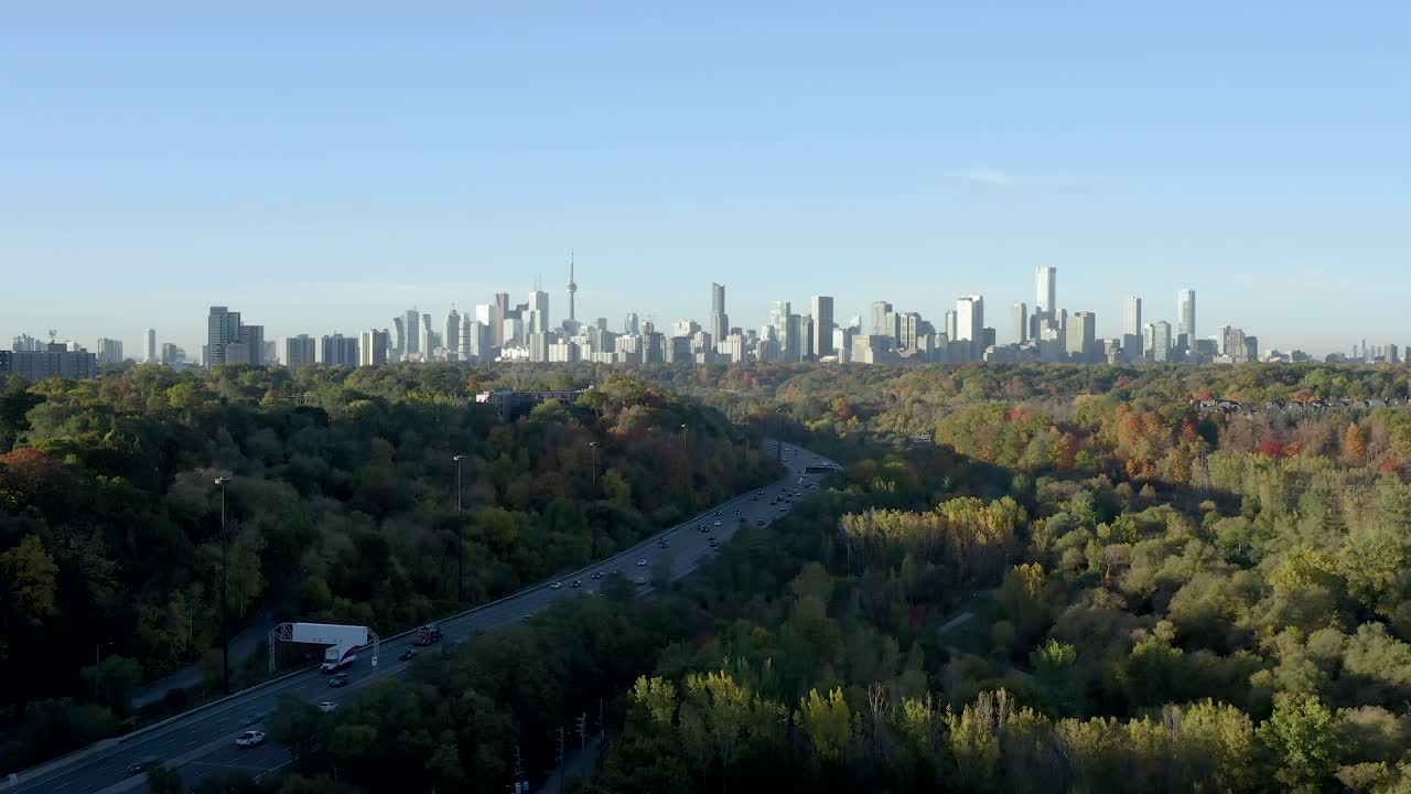 뒤쪽에 토론토 스카이라인이 있는 돈 밸리 파크웨이의 영화 같은 공중 전망