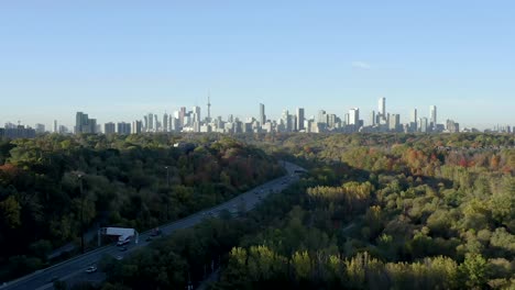 vista aérea cinematográfica sobre la avenida don valley con el horizonte de toronto en la parte posterior