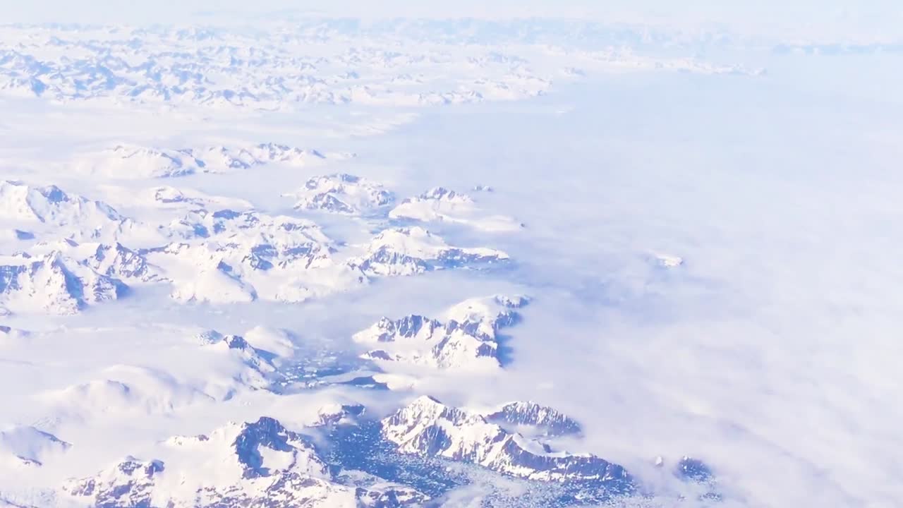 グリーンランドの氷床と厚い積雪の素晴らしい空撮
