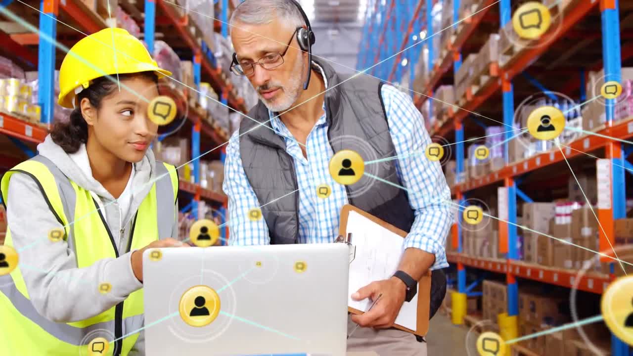 Animación de red de iconos de personas sobre personal usando un portátil en un almacén