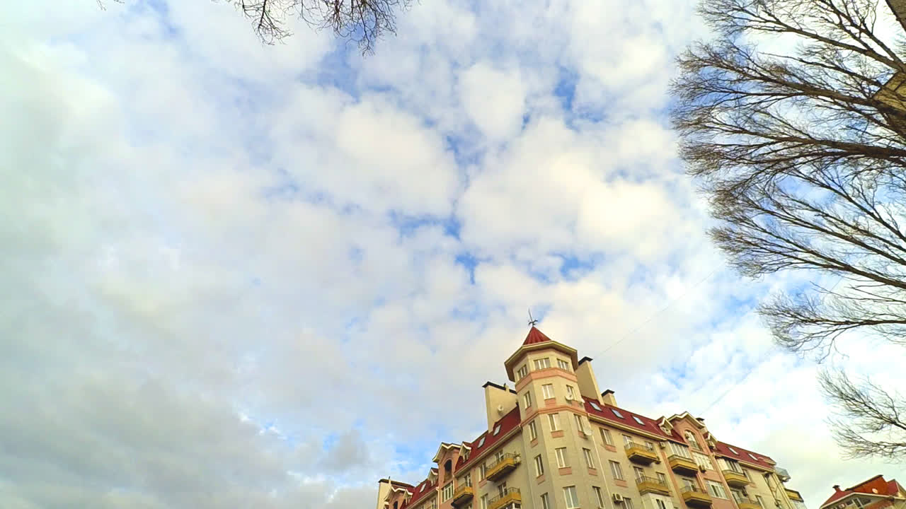 Belas nuvens sobre a cidade. O céu e as nuvens, fotografados na cidade