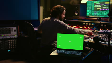 ingeniero de producción musical mezclando y masterizando música en la sala de control