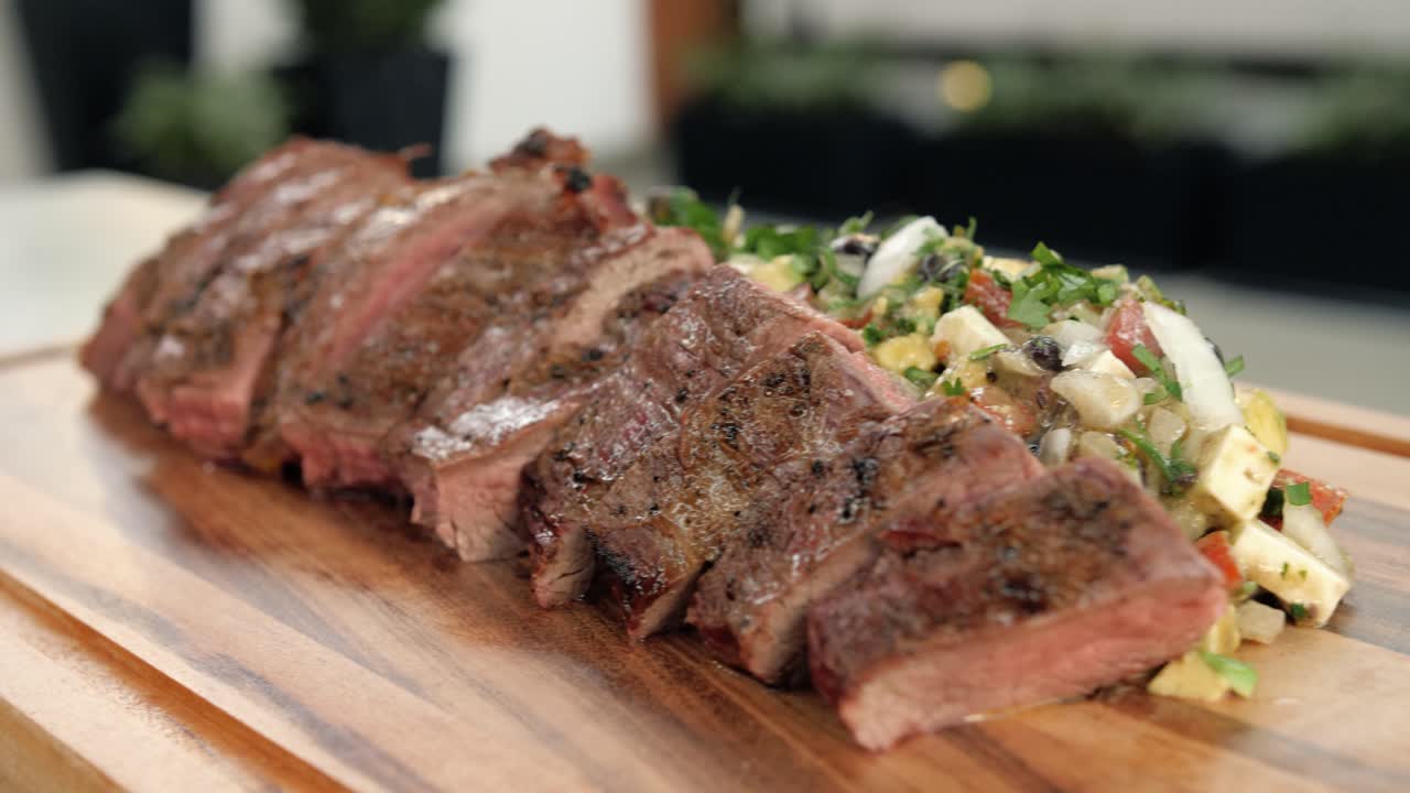 jugosa ternera medio rara con verduras, cámara lenta