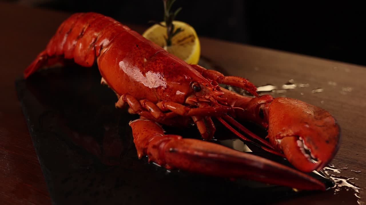 검은 접시에 긴 호박