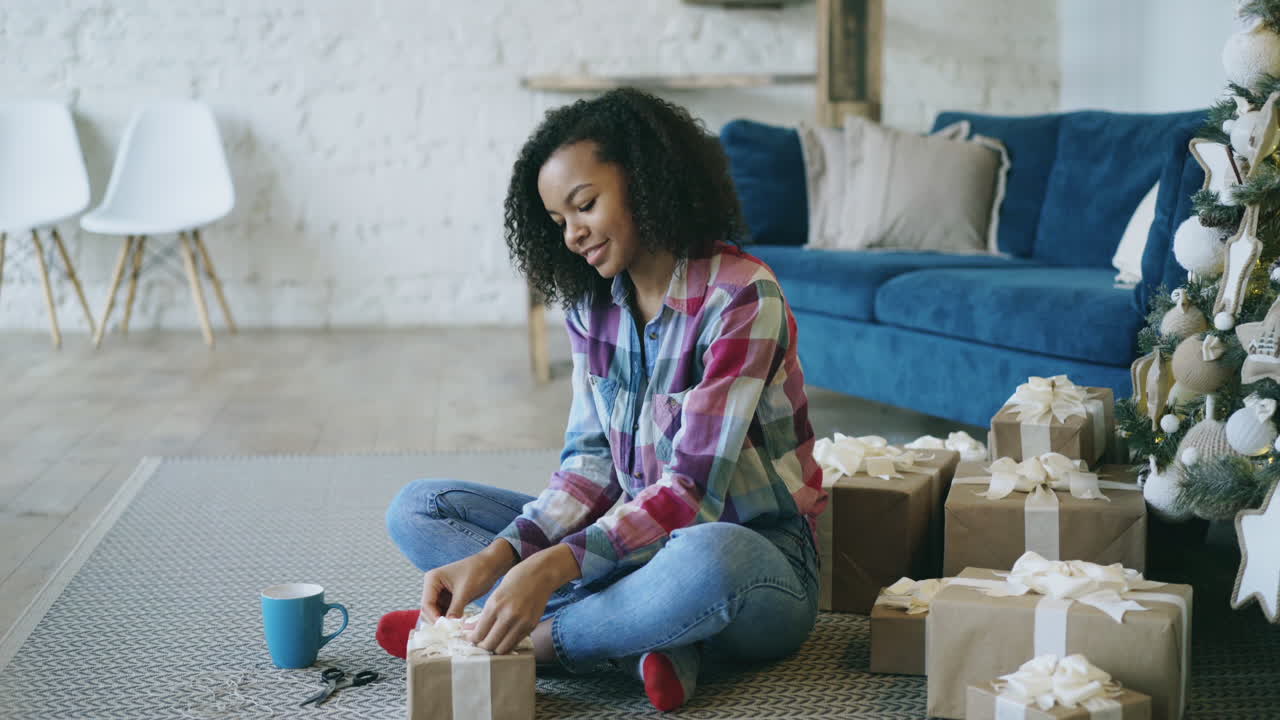 Mujer envolver regalos de Navidad