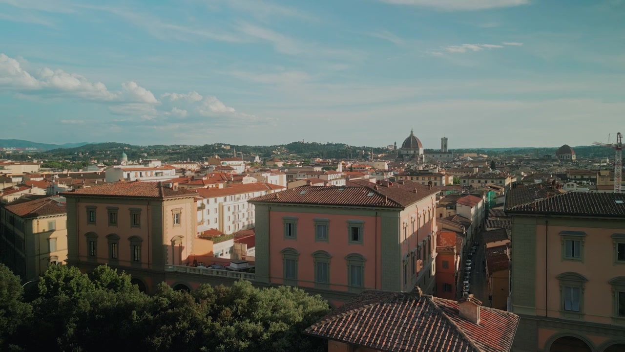 Vista aerea del paesaggio urbano di Firenze con il Duomo in lontananza