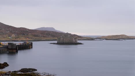 Malerische-Landschaftsansicht-Von-Kisimul-Castle-In-Castlebay-Auf-Der-Insel-Barra-In-Den-Äußeren-Hebriden-Von-Schottland,-Vereinigtes-Königreich