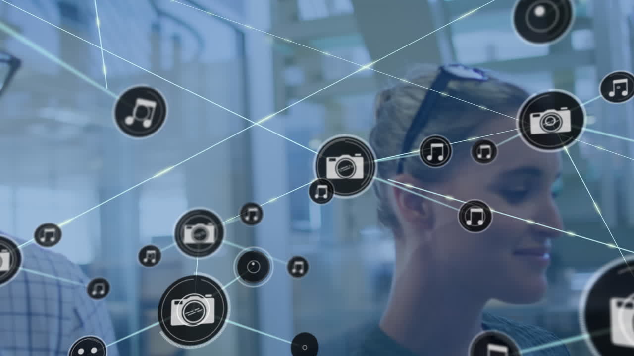 animación de una red de iconos digitales sobre un hombre y una mujer caucásicos discutiendo en las escaleras de la oficina.