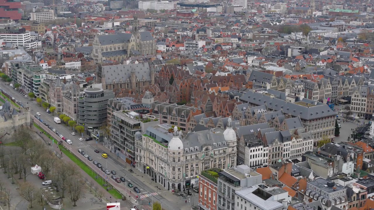 Filmisk droneafsløring, der starter nær en bygning og udvider sig til en panoramaudsigt over Antwerpen, der viser MAS, The Steen og Schelde-vandfronten