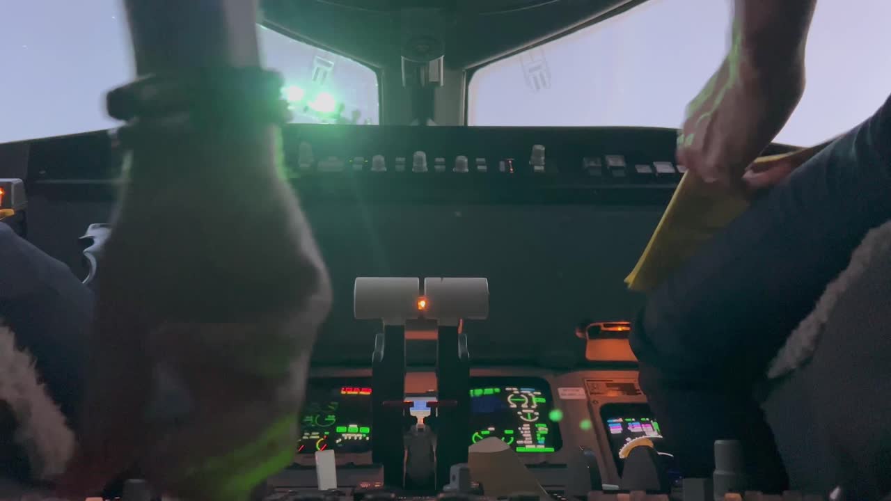 조종사가 엔진을 시동하는 동안 푸시백하는 동안 제트 조종석의 멋진 전망