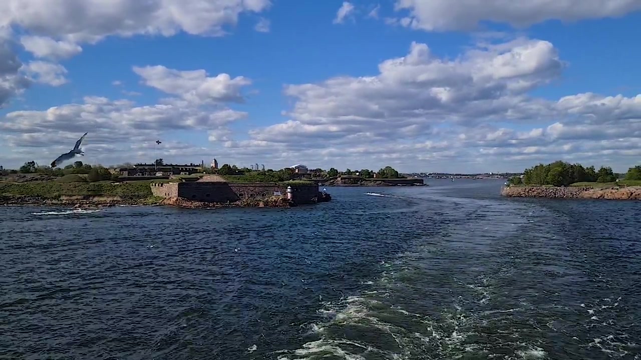 Kustaanmiekka Fæstning uden for Helsinki, Finland. Vartegn, flyvende måger og udsigt over bugten fra et krydstogtskibs agterstavn