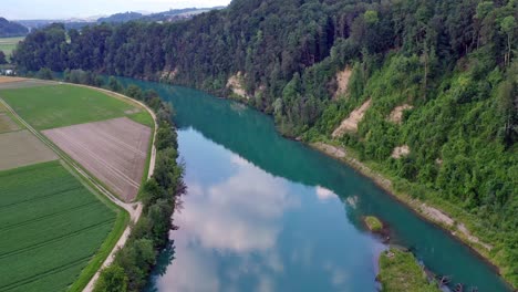 El-Hermoso-Río-Con-Reflejo-&quot;aare&quot;-En-Suiza