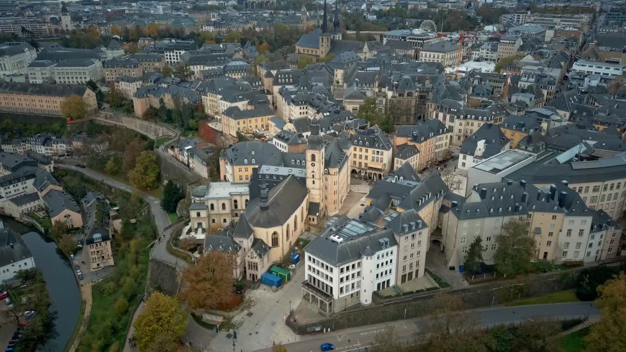tiro de drone de chemin de la corniche en la ciudad de luxemburgo durante el amanecer