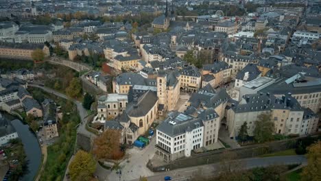 tiro de drone de chemin de la corniche en la ciudad de luxemburgo durante el amanecer