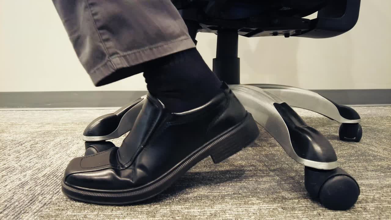 비즈니스 미팅 중에 긴장된 영업사원의 발