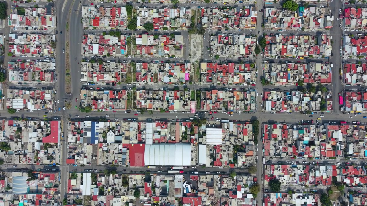 Immagine aerea verticale di un paesaggio metropolitano affollato vicino a Città del Messico.