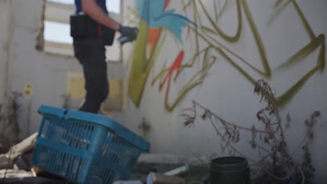 artista de graffiti pintando con spray de aerosol 4k