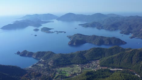 Luftaufnahme-Von-Göcek-Und-Seinen-Buchten-Im-Blauen-Wasser-Des-Mittelmeers