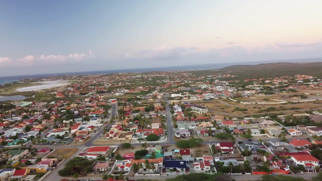 casas y caminos en aruba con el mar caribe de fondo