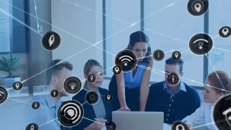 animación de la red de conexiones con iconos wifi sobre diversas personas de negocios en la oficina