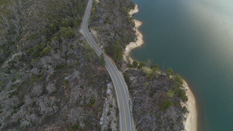 Luftüberführung-Einer-Straße,-Die-Der-Küste-Des-Whiskeytown-Lake-In-Kalifornien-Folgt