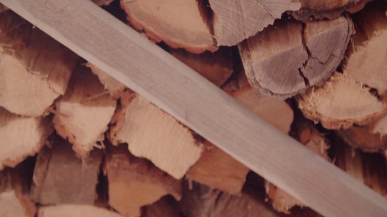 leña en caja, de cerca