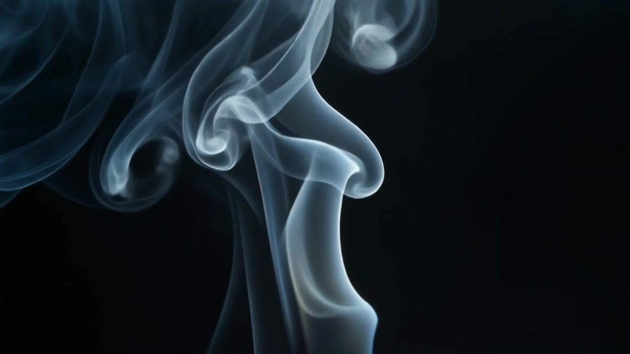 Abstract Fumo bianco che gira su uno sfondo nero