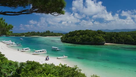 vista distante de barcos na costa