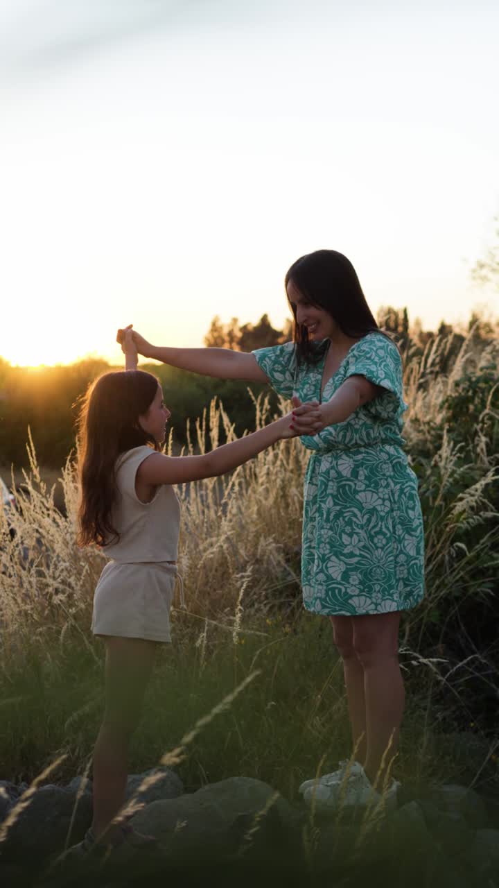 persona caminando en el bosque