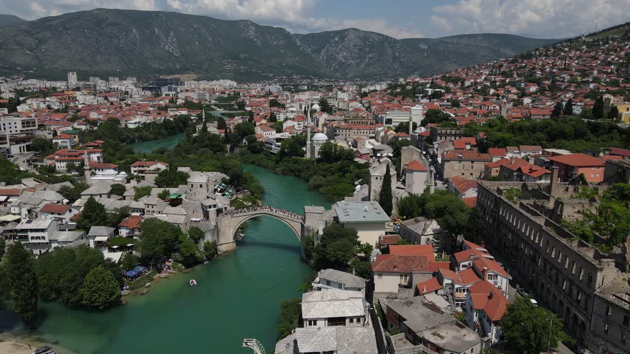 vista de avión no tripulado del puente de mostar en los balcanes, un ejemplo de arquitectura otomana