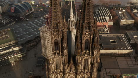 Blick-Aus-Der-Vogelperspektive-Auf-Den-Gotischen-Kölner-Dom-In-Der-Nähe-Des-Hauptbahnhofs.-Fassade-Von-Der-Sonne-Beleuchtet.-Köln,-Deutschland