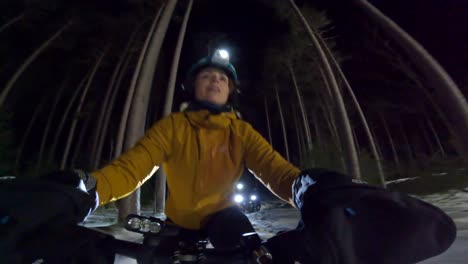 Fatbike-Guapa-Jinete-Pov-Noche-Invierno-Paseo-En-Grupo-Sendero-De-Salida-Y-Sonrisa