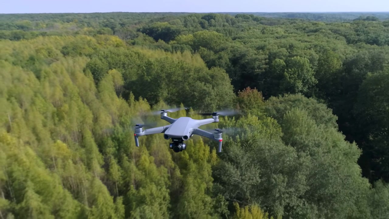 Ilmakuvauskopteri lentää metsän latvuston yllä tallentaen kartoituskuvaa luonnonsuojelun ja ekologisen seurannan tarpeisiin.