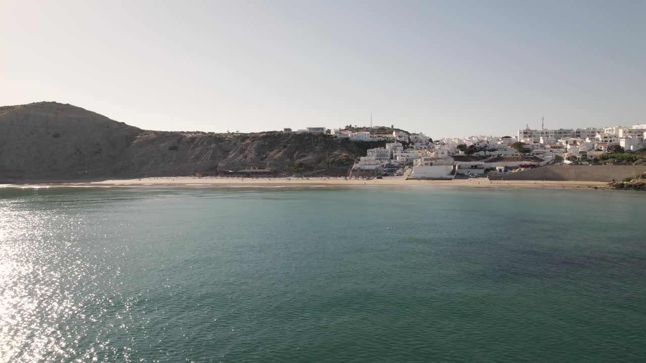 toma panorámica aérea del pueblo pesquero de burgau, algarve
