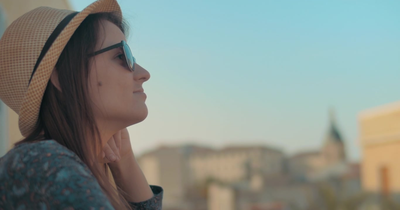 Donna che si gode l'aria del centro storico