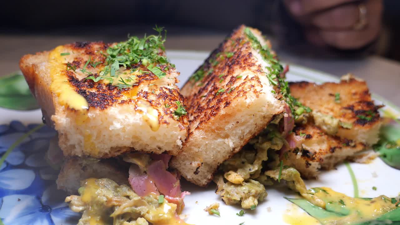 delicioso sándwich de cara abierta con huevos, jamón y aguacate