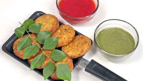 aloo tikki o chuleta de patata o patatas es una comida callejera india popular hecha con patatas hervidas